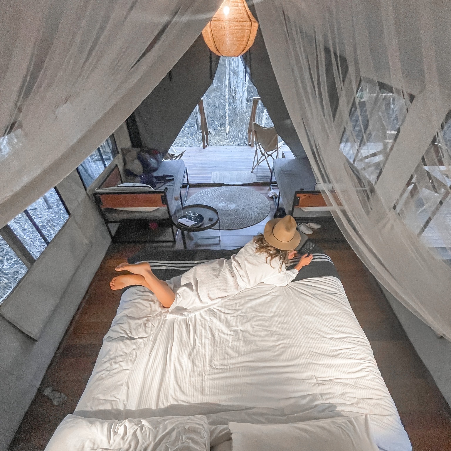 You'll never pitch your own tent again... with a luxurious king size bed, organic 100% cotton linen, private open-air ensuite with bath, bedside lights (no reading by head torch!) , hot flask delivered in the morning for a cuppa in bed... not to mention breakfast and dinner prepared for you  just a short wander up the path away, at Paperbark Camp you can unwind amongst nature and not lift a finger. Book your spring escape now and look forward to an unforgettable escape into nature. 📷 @irishontherun 🙏